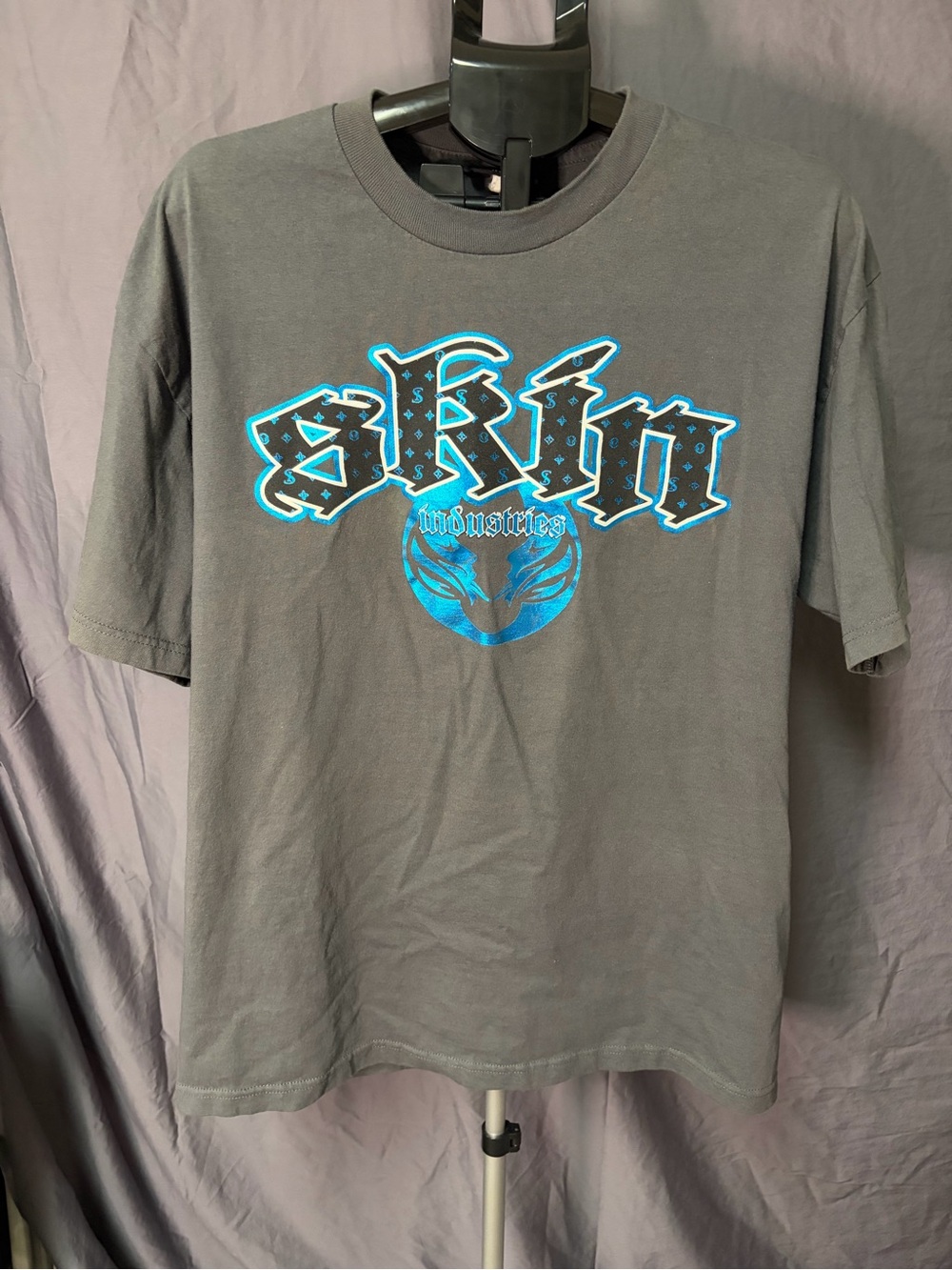 Gray Short-Sleeve Graphic Tee with Blue Accent
